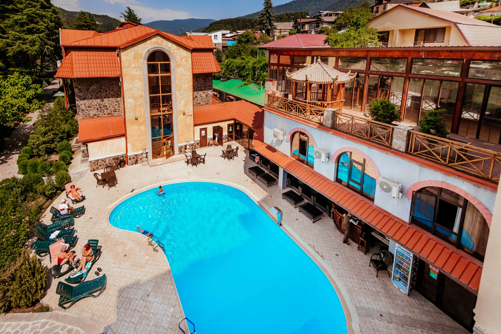 Borjomi Palace — Complexul și piscina exterioară