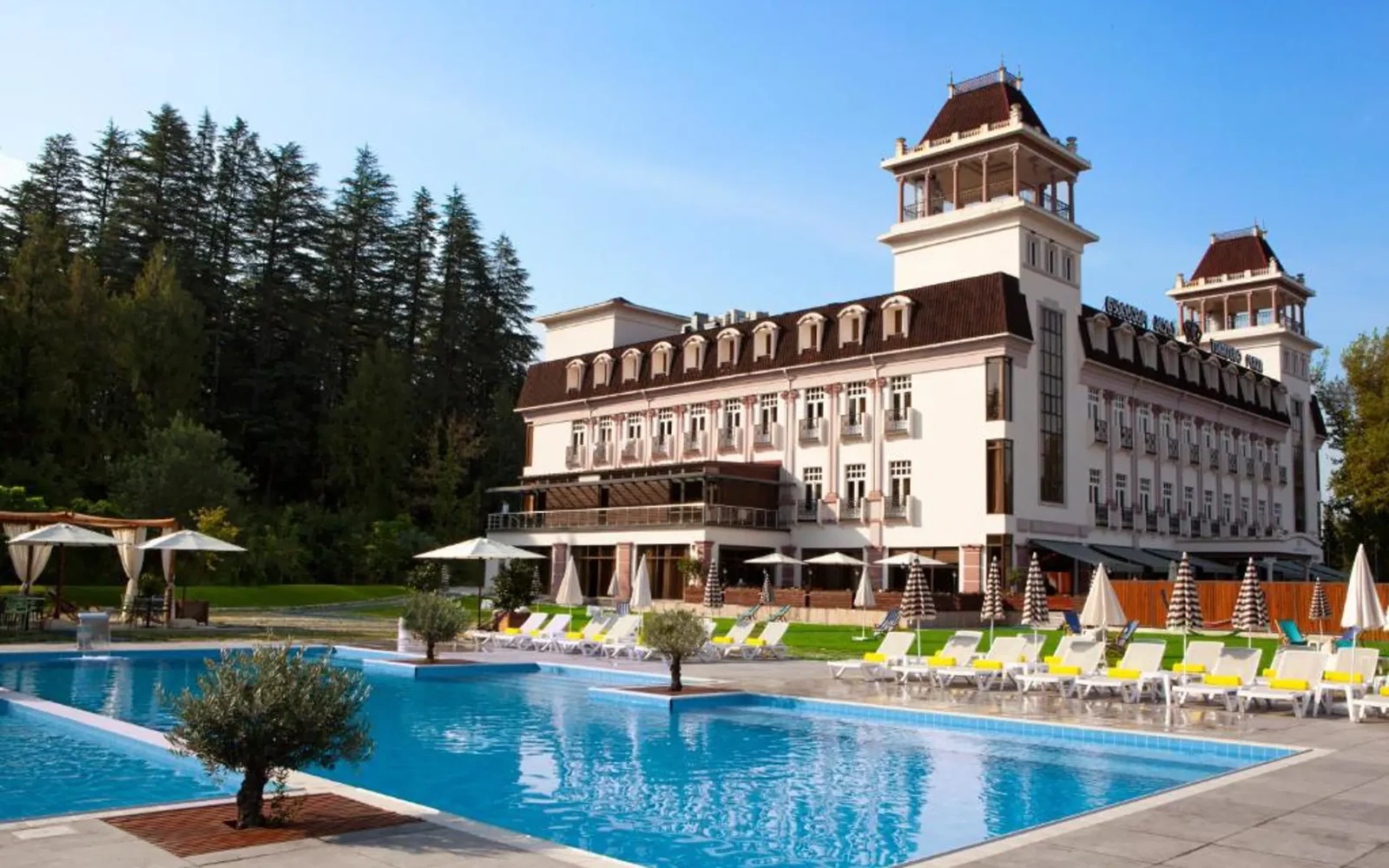 Tskaltubo Plaza — Hotelul și piscina exterioară