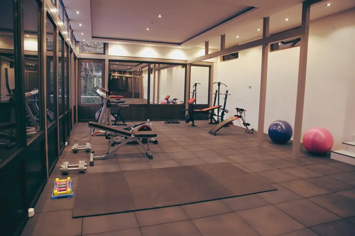 Tskaltubo Plaza — Sala de fitness și echipamentele de exercițiu